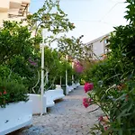 Bougainville Bay Σαράντα