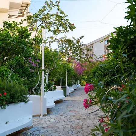 Bougainville Bay Sarandë