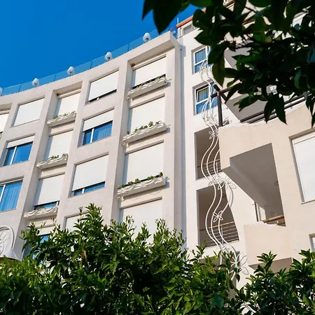 Bougainville Bay Sarandë